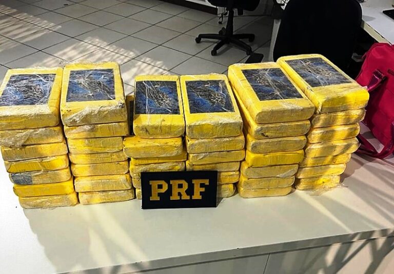 PRF flagra duas mulheres com carga milionária de cocaína