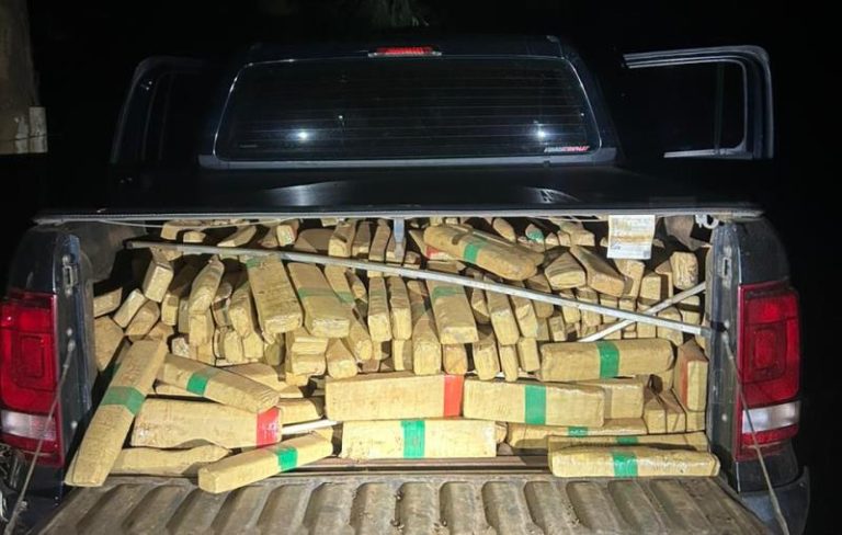 Condutor deixa Amarok com 783 kg de maconha foge a pé