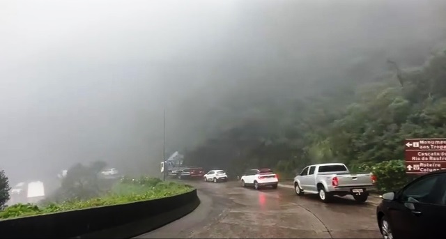 Congestionamento na Serra do Rio do Rastro por conta da 101