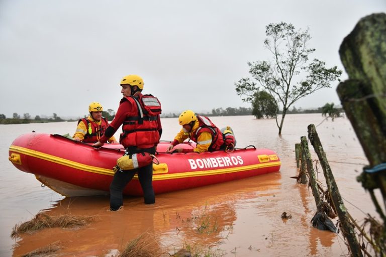 Bombeiros catarinenses resgatam mais de 360 pessoas e 30 animais no RS