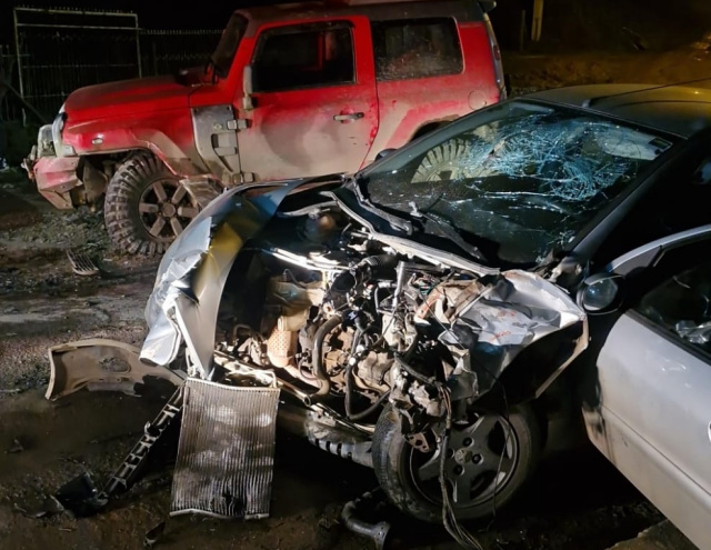 Violenta colisão entre Troller e Peugeot no Tributo