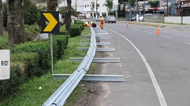 Instalação de guardrails no trecho entre a Duque e Bar do Gordo