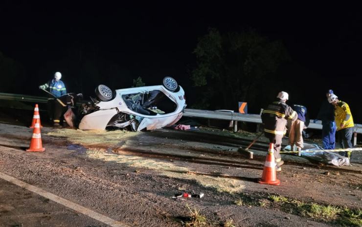 Acidente entre táxi e caminhão com um morto na 116