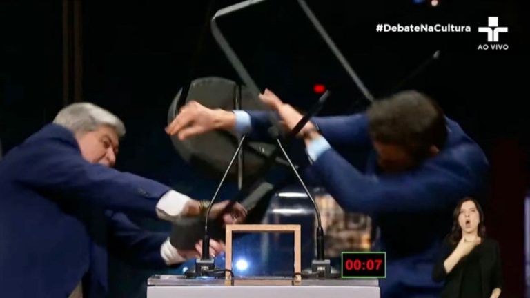 Datena agride Pablo Marçal com cadeirada durante debate em SP