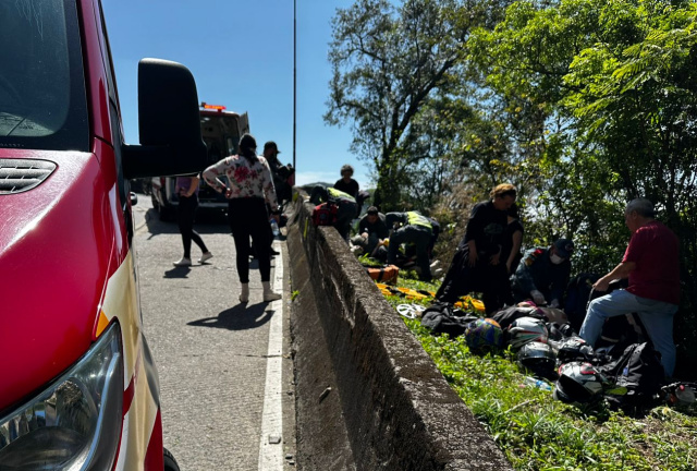 Motociclistas perdem controle na Serra do Rio do Rastro