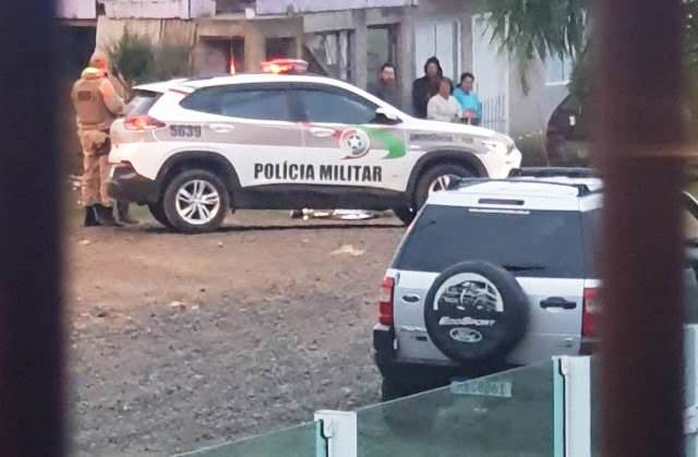 Mulher é assassinada pelo ex-marido enquanto saia para trabalhar