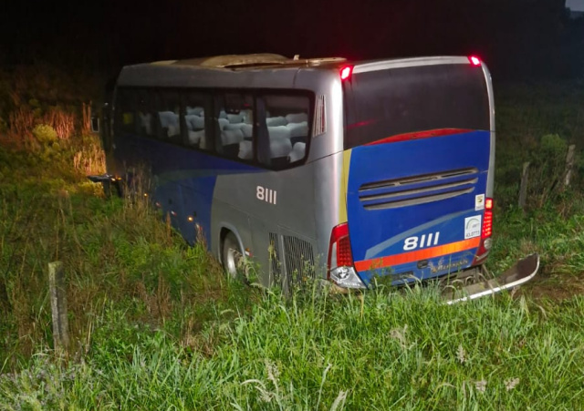 Colisão entre caminhão e ônibus com 40 alunos