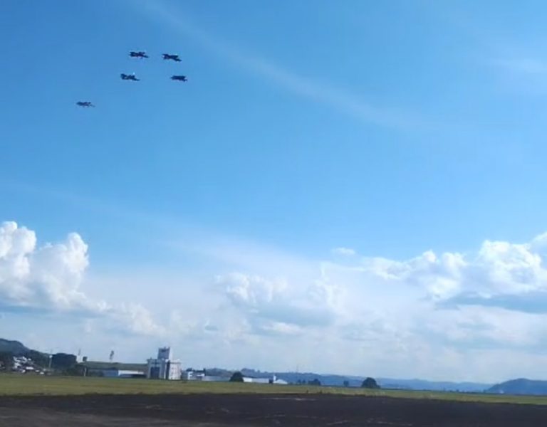 Esquadrilha faz parada estratégica no Aeroporto de Lages