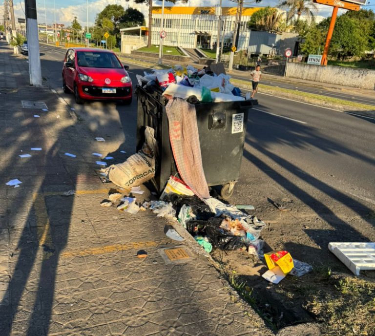 Lixo em abundância defronte a Rodoviária