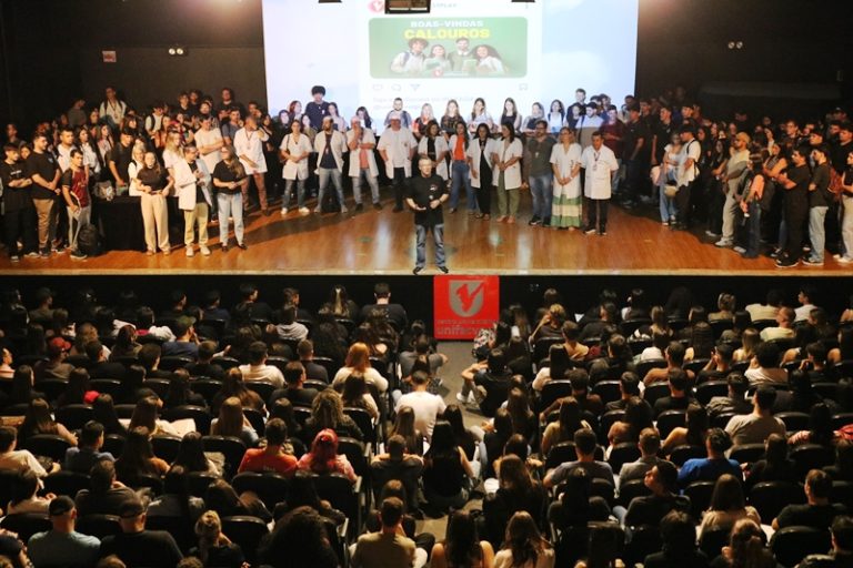 Teatro lotado na recepção aos calouros da Unifacvest