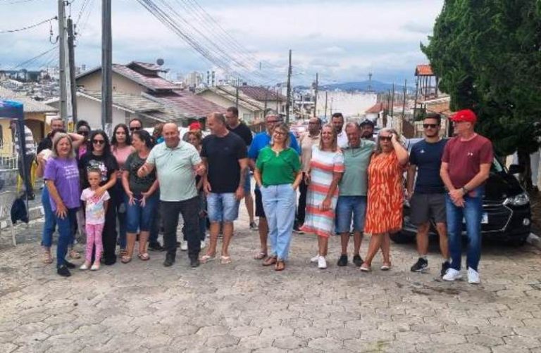 Moradores comemoram pavimentação da Rua Miguel de Oliveira