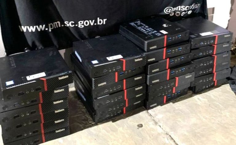 Duas colombianas levam 25 computadores de instituição de ensino