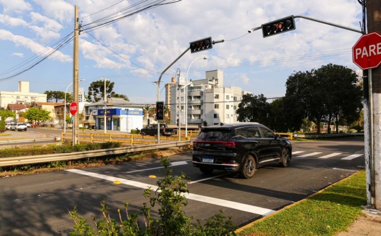 Semáforo inteligente na ponte do Maneca está em operação