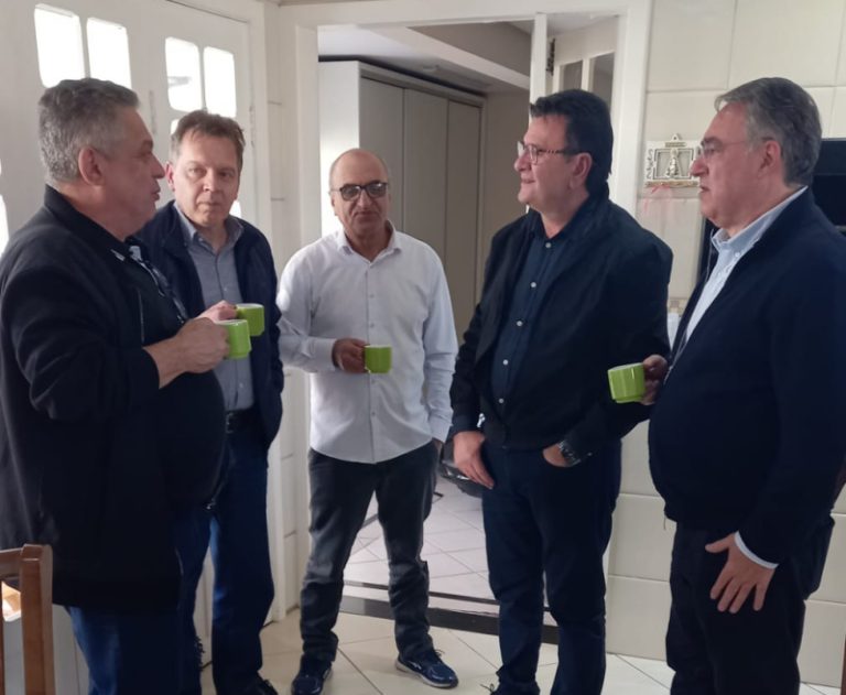 Cafezinho e política na visita de João Rodrigues a Elizeu