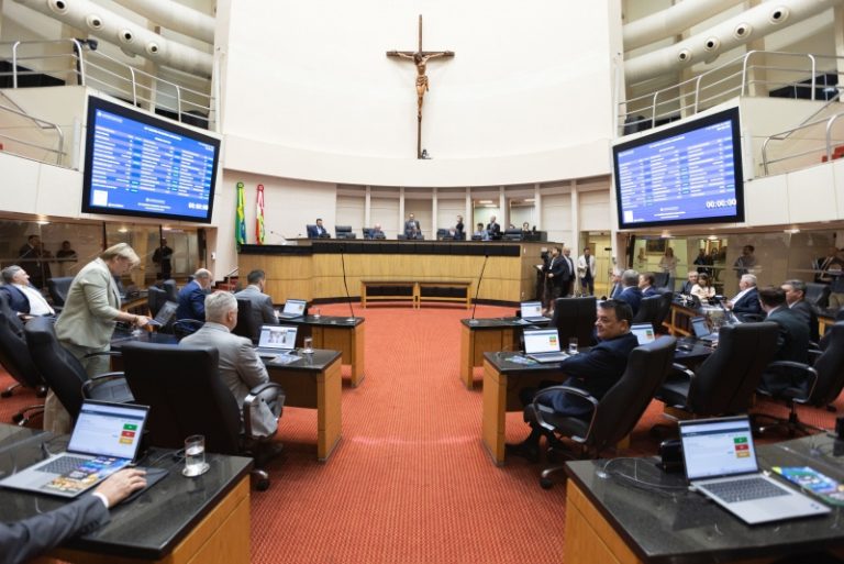 Deputados aprovam alterações no Universidade Gratuita e no Fumdesc