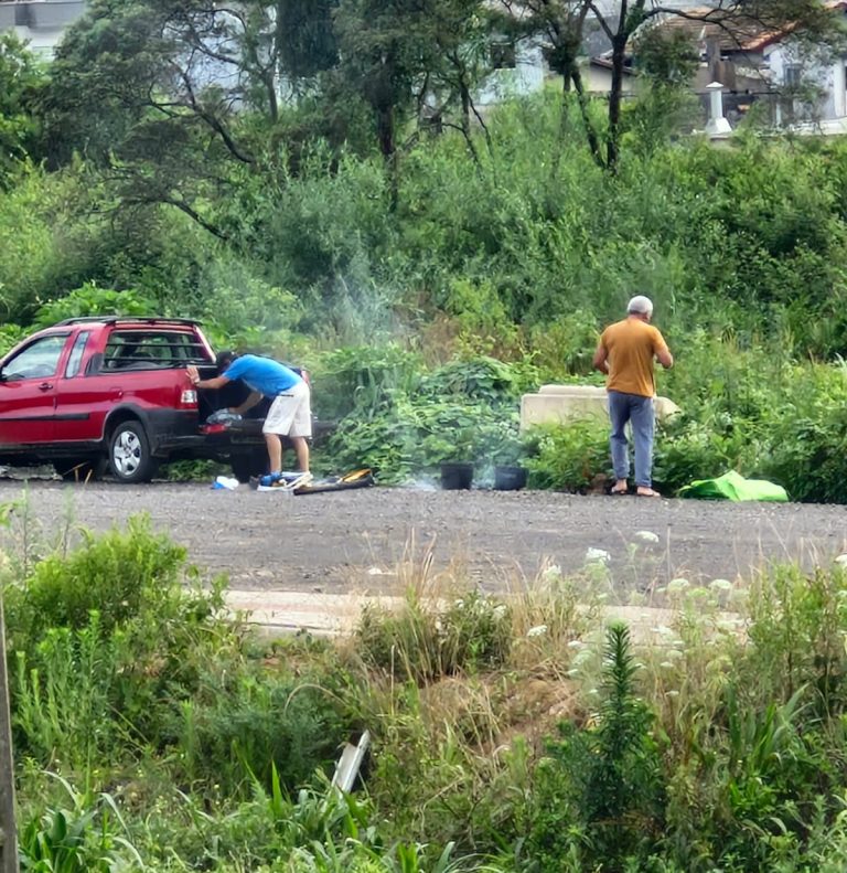 Descarte de lixo em via pública