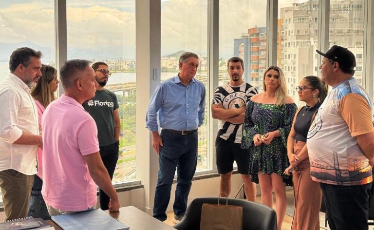 Acadêmicos da Brusque conta com prefeito de Floripa no Desfile