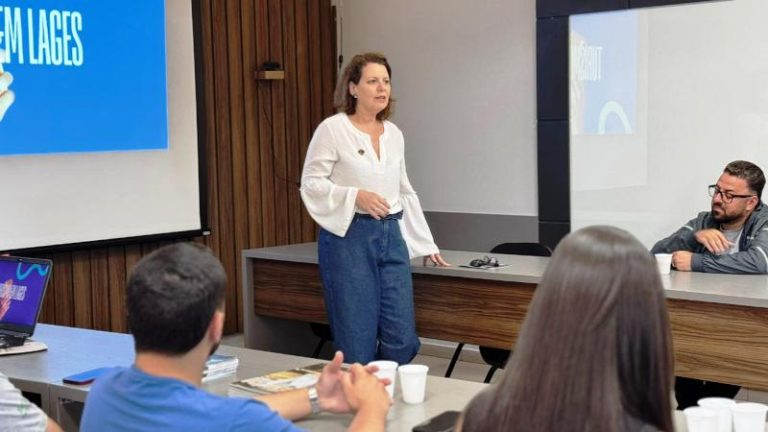 Secretária de Turismo apresenta ações no Núcleo de Comunicação da Acil