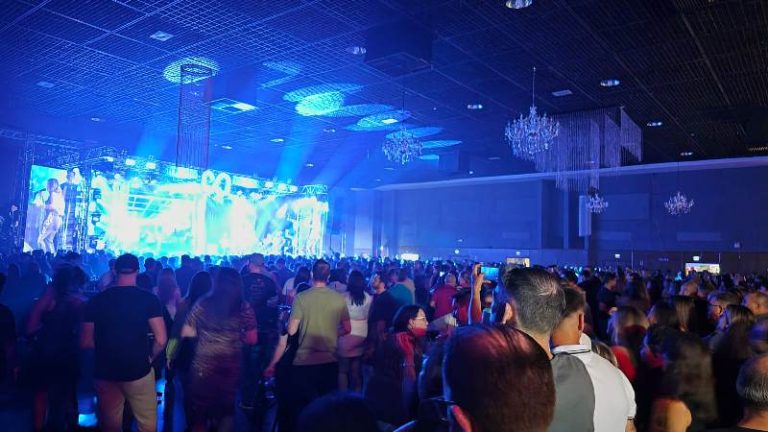 CentroSerra lotado para cantar com Simone Mendes