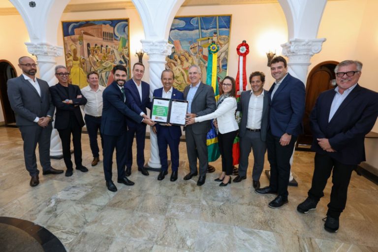 Governo de SC entrega Licença Ambiental Prévia para sistema de transmissão de energia no Sul do Brasil