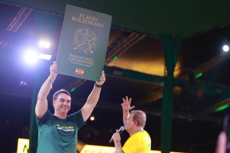 Flávio Bolsonaro recebe passaporte catarinense 
