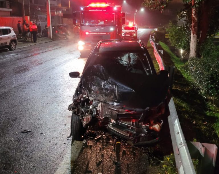 Motorista acerta Saveiro e guard-rail da Carahá e fica ferido 