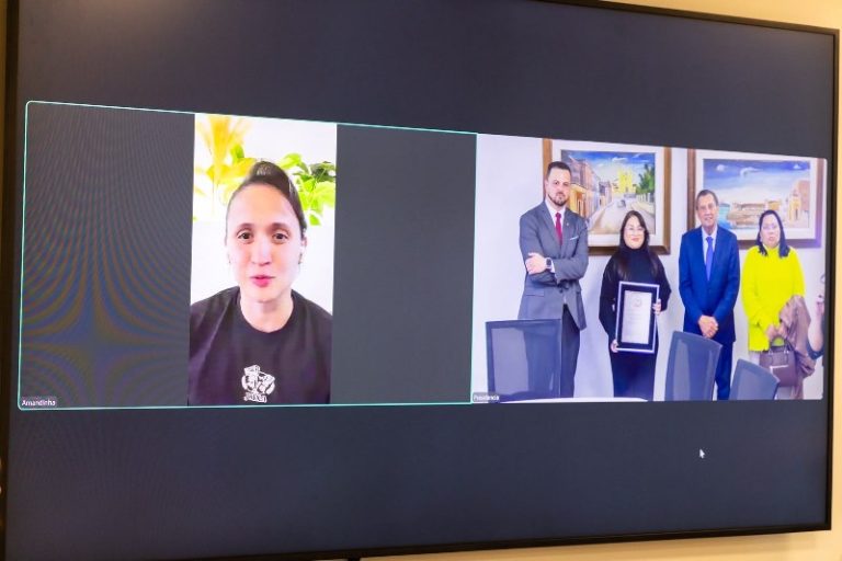 ALESC: Amandinha recebe Título de Cidadã Catarinense