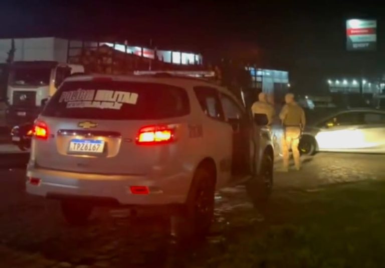 Assalto à mão armada termina com carro abandonado após fuga em Lages