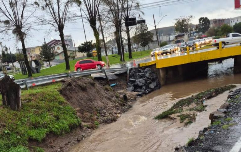 Erosão do asfalto na ponte da Sempre Verde