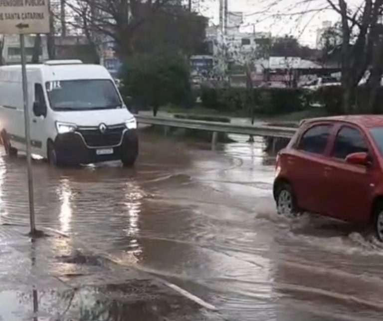 Rio Carahá transborda e água invade avenida 