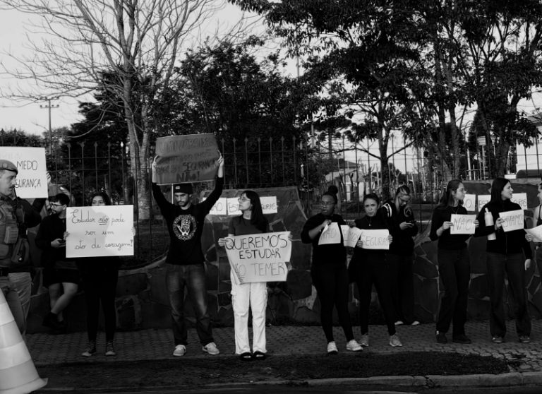 Mulheres e estudantes realizam manifestação por mais segurança no entorno do CAV