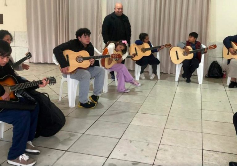 Projeto “Um dia de Música nos Bairros” está em quatro bairros e envolve 250 crianças