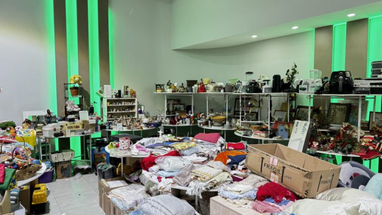 Bazar Desapega Rosa abre nesta sexta-feira (16) com variedade de produtos e ação solidária
