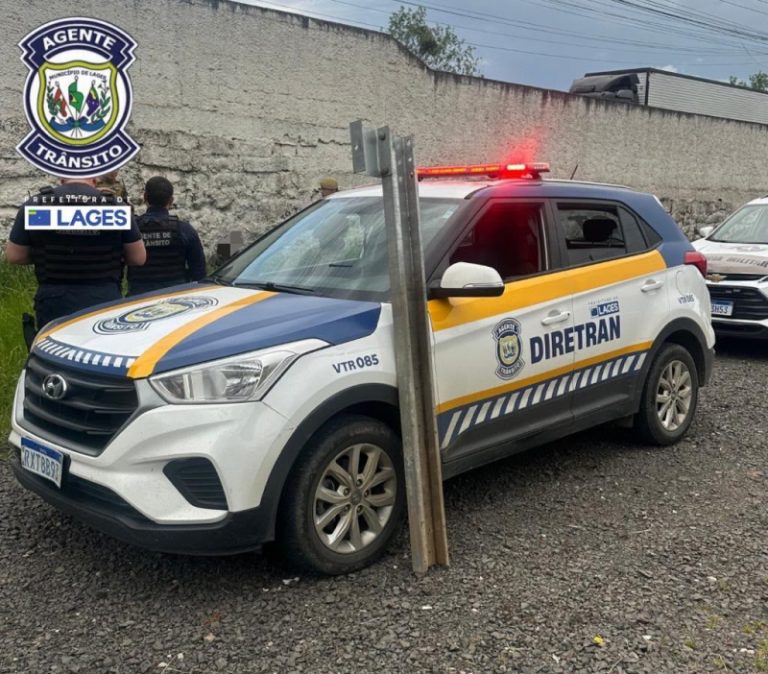 Agentes de Trânsito abordam suspeitos de furto de guard-rail