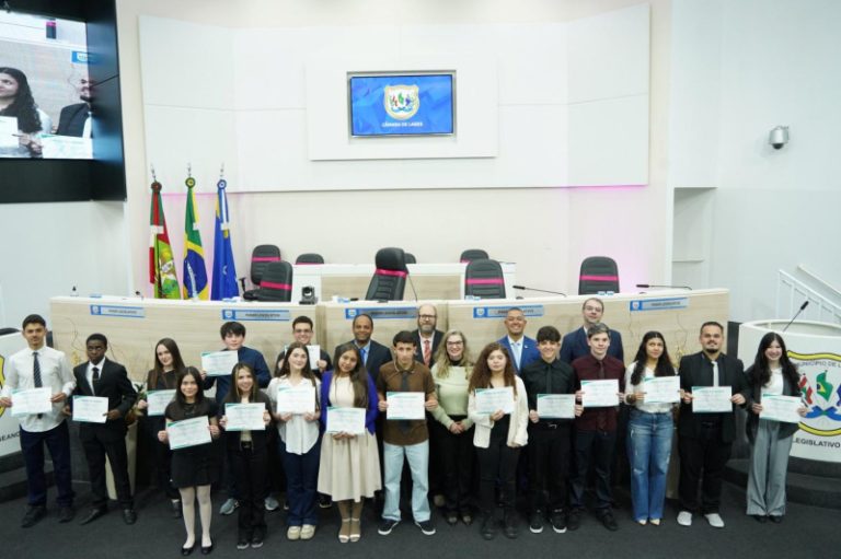 Vereadores mirins tomam posse na Câmara de Lages 