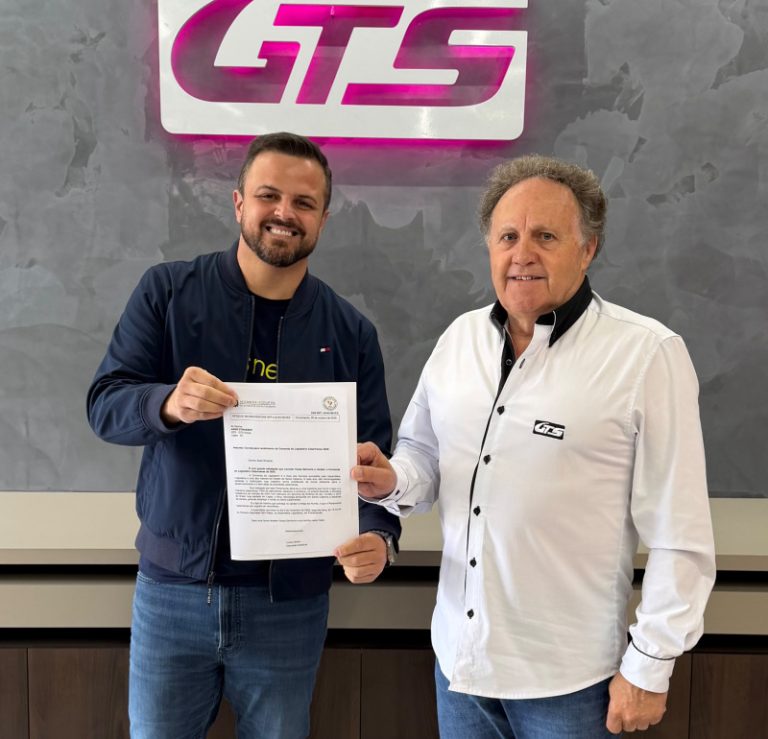 Lucas Neves convida Assis Strasser (GTS), para receber a Comenda do Legislativo Catarinense