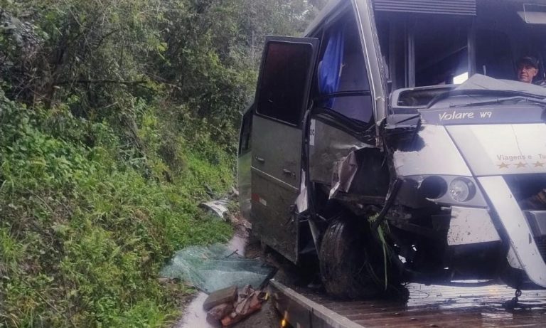 Ônibus com 22 crianças colide em barranco na SC-390, em Capão Alto
