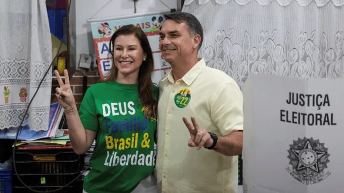 flavio-bolsonaro-vota-no-rio-de-janeiro