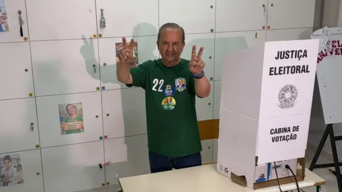 Jorginho Mello (PL), candidato à reeleição ao governo de SC, vota em Herval d’Oeste