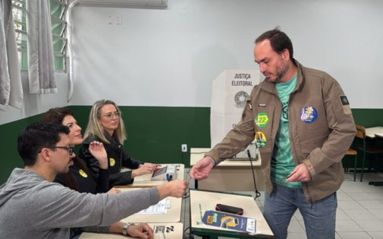 Carlos Bolsonaro segue para o Rio de Janeiro após votar em SC